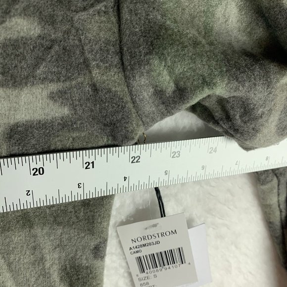 La La Land Top Women's Small Green Camo Pullover V-Neck Long Sleeve‎ Crop 6539 - Picture 4 of 9